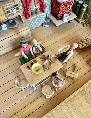 Tolle antike Puppenstube Bild 2