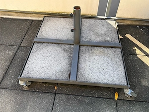 fahrbarer Sonnenschirmständer Bild 1