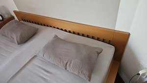 Schlafzimmer aus Buche vom Tischler bestehend aus Bett, Schrank und zwei Nachtkästchen