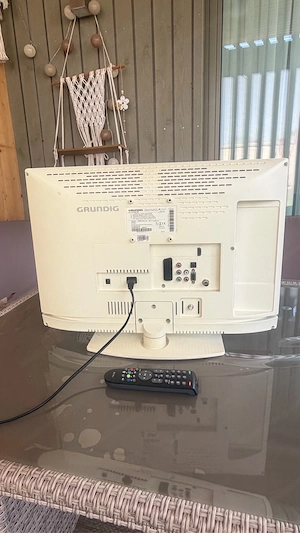 Grundig Tv&Fernseher, weiss  24 Zoll Funktioniert tip top.  Fernbedienung SAT Anschluss. Bild 3