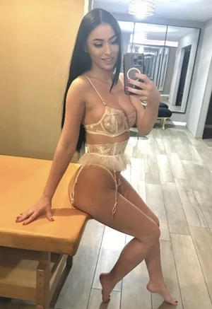 Ariana TraumFrau Neu in der stadt Bild 3