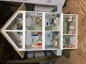 Großes Puppenhaus - massive Bauweise