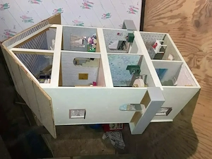 Großes Puppenhaus - massive Bauweise Bild 2