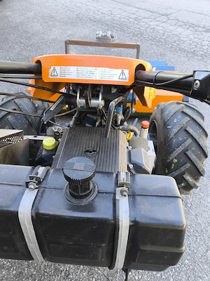 Gebr. IRUS KOMTRAK 25 PS mit 125cm Schlegelmulcher + Kehrbesengerät + Paar Stahl-Zwillingsräder Bild 3