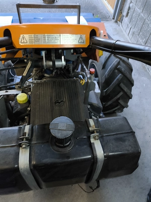 Gebr. IRUS KOMTRAK 25 PS mit 125cm Schlegelmulcher + Kehrbesengerät + Paar Stahl-Zwillingsräder Bild 4