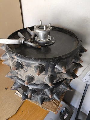 Gebr. IRUS KOMTRAK 25 PS mit 125cm Schlegelmulcher + Kehrbesengerät + Paar Stahl-Zwillingsräder Bild 5