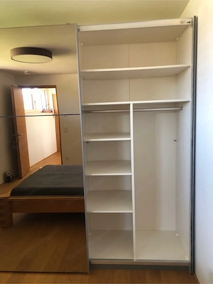 Kleiderschrank mit 2 Schiebetüren Bild 4
