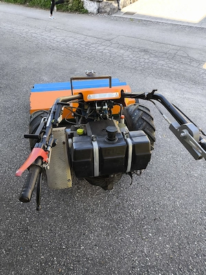 Gebr. IRUS KOMTRAK 25 PS + Schlegelmulcher + Kehrbesengerät +++ Bild 10