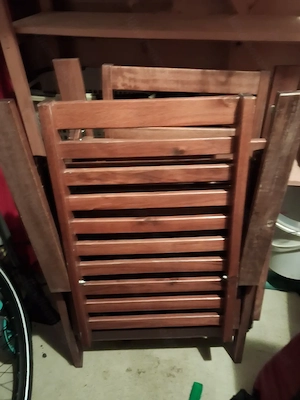 Klappbare Gartenstühle und Tisch