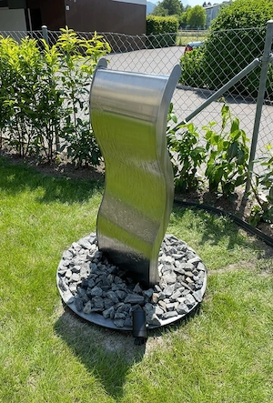 Brunnen mit Wassertank