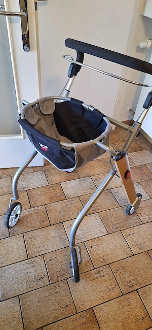 Rollator Trust Care Gehhilfe Innenraum Bild 2