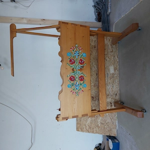 Baby-Holzwiege vom Tischler handgefertigt und handbemalt mit neuwertiger Matratze und Bettzeug