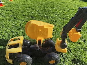 50 cm. langer LKW mit Baggerarm Spielzeug Garten Bild 3