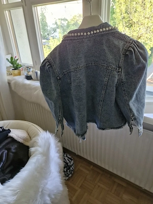 Kurze Jeansjacke mit Perlen 40-42 Bild 2