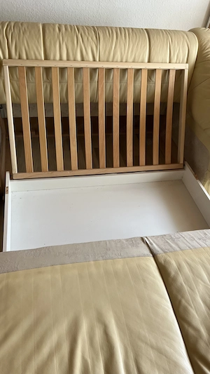 kleine Ledercouch mit Bettkasten und ausziehbarer Liegefläche zu verschenken Bild 2