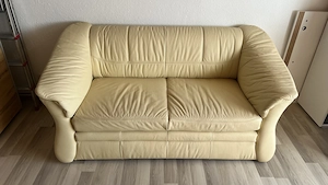 kleine Ledercouch mit Bettkasten und ausziehbarer Liegefläche zu verschenken Bild 3