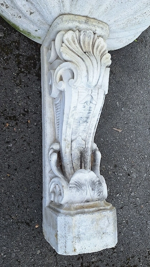 Brunnen aus Weißbeton zur Wandbefestigung Bild 3