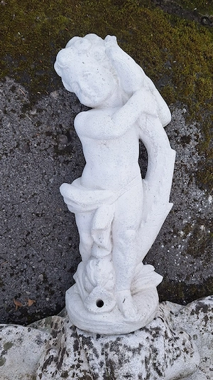 Brunnen aus Weißbeton zur Wandbefestigung Bild 2