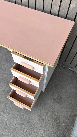 Kinderschreibtisch grau rose Vollholz Bild 3