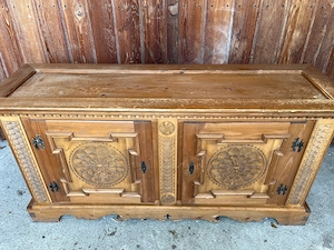 Holzkommode geschnitzt Bild 2