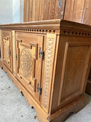 Holzkommode geschnitzt Bild 3