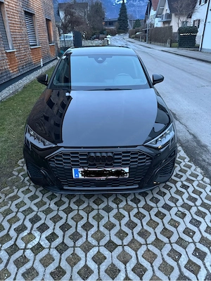 Audi A3 35 Tfsi S-Line, 8-fach bereift, Auspuffanlage, minimal tiefer gelegt, schwarzer Grill Logo Bild 4