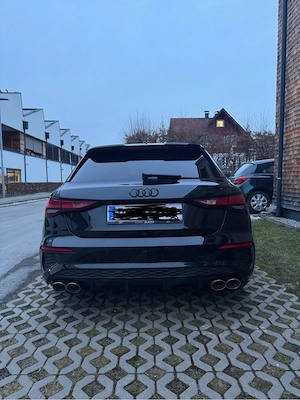 Audi A3 35 Tfsi S-Line, 8-fach bereift, Auspuffanlage, minimal tiefer gelegt, schwarzer Grill Logo Bild 3