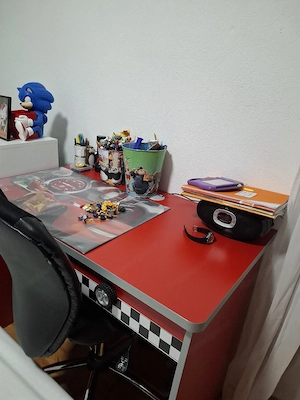 Schreibtisch und Schrank Bild 2