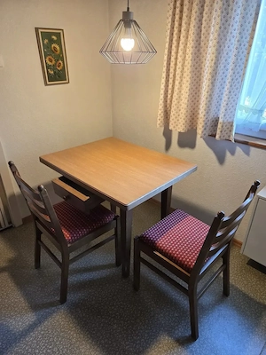 Esszimmermöbel und Couch Bild 3