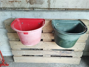 Verkaufe 2 x Futtereimer zum Aufhängen für Pferde pro. Stück 6     Bild 2