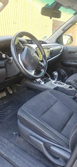 Toyota Hilux Aktiv Automatik 2,4l D-4D Pickups mit Harttop Bild 3