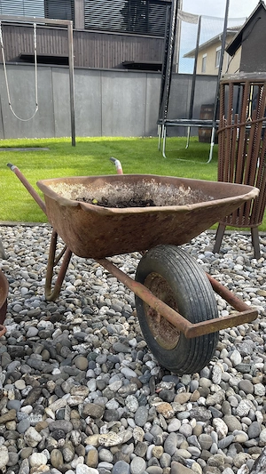 Alte Schubkarre - zu verschenken! Bild 2