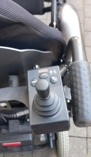 Elektrorollstuhl mit Stehfunktion & Begleitsteuerung - Vassilli Profi inkl. ROHO Bild 3