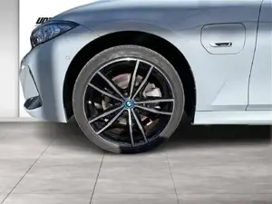 BMW 330e xDrive M-Sportpaket // Panorama Glasdach // Harman Kardon Bild 6
