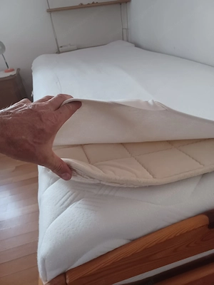 Hochwertiges Bett aus Vollholz Bild 2
