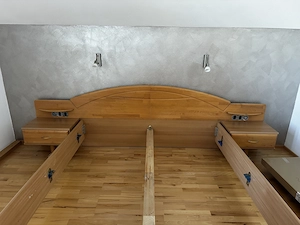 Doppelbett mit 2 passenden Nachtkästchen zu verkaufen.   Bild 3