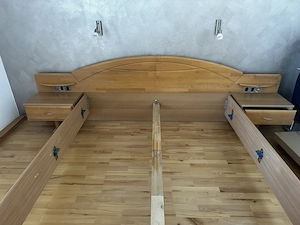 Doppelbett mit 2 passenden Nachtkästchen zu verkaufen.   Bild 2