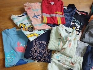 Jungs Sommer Paket Größe 110 116 T-Shirt Sweatjacke kurze Hose Bild 3