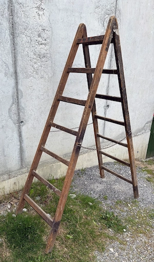 Alte Holzleiter zu verschenken ev. für Dekoration