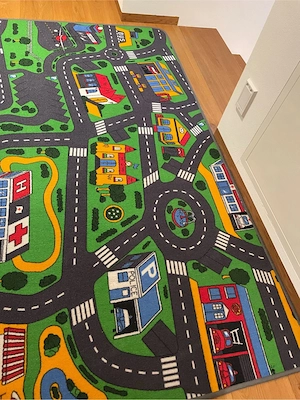 Kinderteppich mit Straßen und Häuser Motiven Bild 2