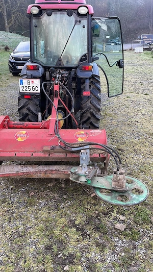 Traktorfahrer im Weingarten (geringfügig)