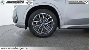 BMW iX1 eDrive20 M Sportpaket // Anhängerkupplung // Head-Up Bild 8