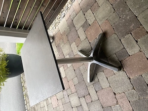 zu verschenken, kleiner Gartentisch