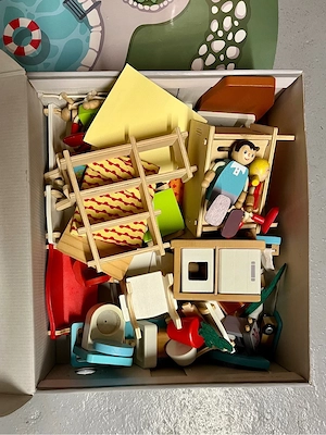wunderschönes Holzpuppenhaus Bild 4