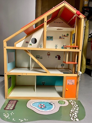 wunderschönes Holzpuppenhaus Bild 2