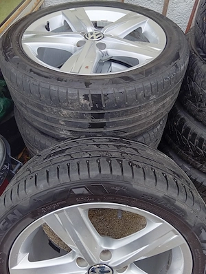 Verkaufe VW Alufelgen mit Sommerreifen 235 45 ZR
