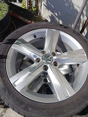 Verkaufe VW Alufelgen mit Sommerreifen 235 45 ZR Bild 2