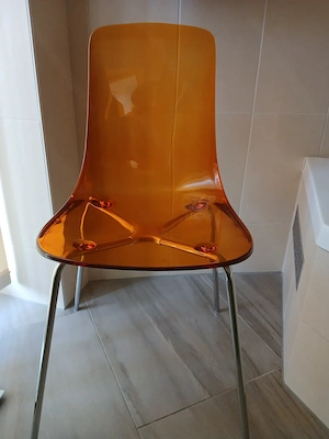 Stuhl Kunststoff, Farbe orange, ideal für Bad