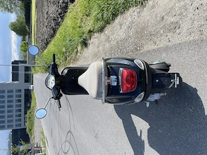 Vespa LX 50 Schwarz Bild 3