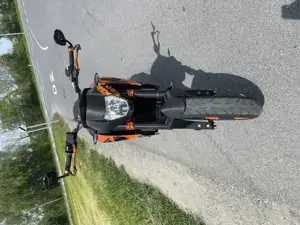 KTM 690 Duke Schwarz Orange Bild 3